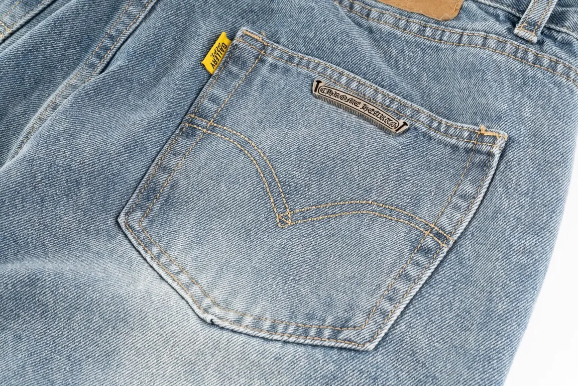 P270 Top version (destroy the patchwork) Top version Chrome Hearts jeans and leather jeans. It is well known that chromehearts jeans will use vintage Levis jeans as the base for creation. They usually add their own unique silver buckles and silver ornaments, plus patchwork embellishments. This is the reason why the value of these vintage jeans doubles, because the base is vintage jeans, and the jeans themselves have been very soft and comfortable after years of baptism. This can be distinguished from ordinary jeans. Regarding the size, you should also refer to the pants data. Style number: 1614# Color: Blue Size: 28 30 32 34 28 Waist 86 Hips 100 Pants length 102 30 Waist 90 Hips 104 Pants length 104 32 Waist 94 Hips 108 Pants length 106 34 Waist 98 Hips 112 Pants length 110